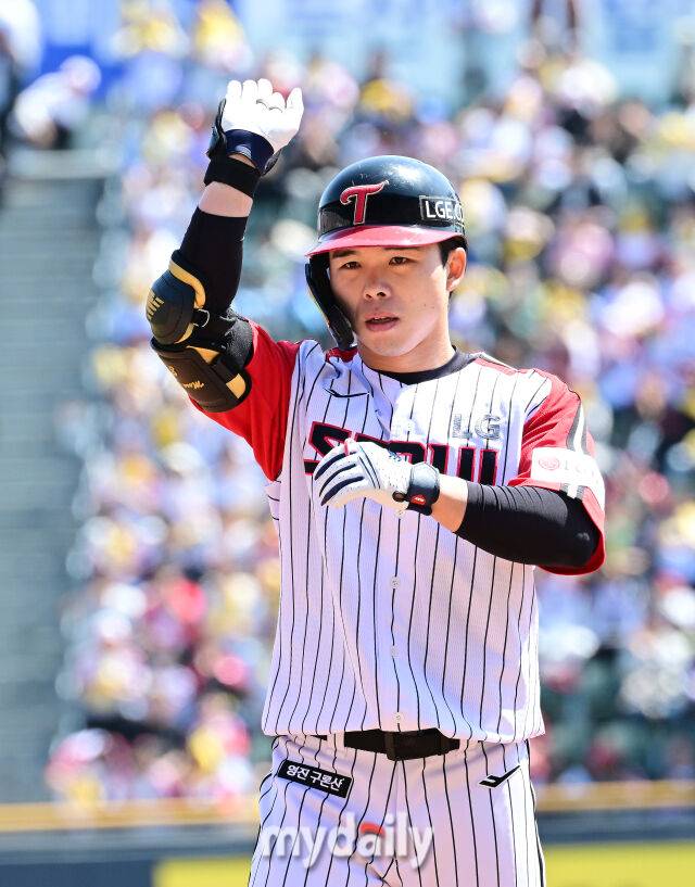 4일 오후 서울 잠실구장에 진행된 '2025 신한 SOL뱅크 KBO 리그' SSG-LG의 경기.LG 문성주가 1회말 무사 1루에서 안타를 때린 뒤 세리머니를 펼치고 있다.
