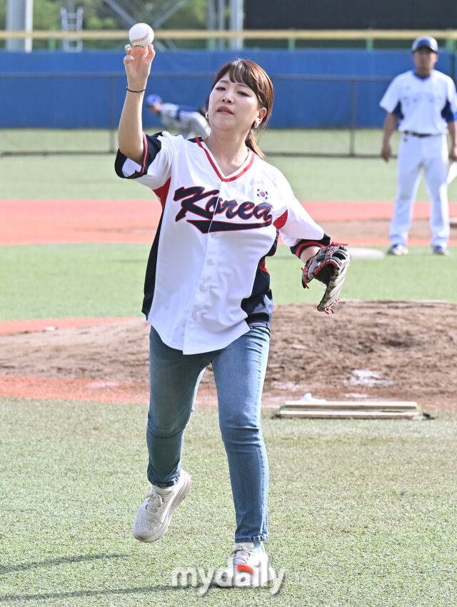 인플루언서 릴리맘이 시구를 하고 있다. /횡성베이스볼테마파크=송일섭 기자