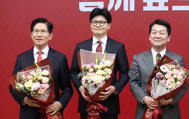 21대 대선을 앞둔 지난 4월 국민의힘 대선 3차 경선 진출자 발표식에 함께 참석했던 (왼쪽부터) 김문수 전 고용노동부 장관과 한동훈 전 대표, 안철수 의원. 국회사진기자단