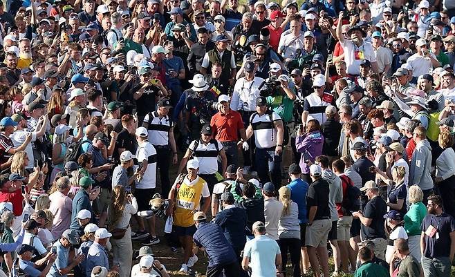 홈팬들의 열렬한 응원을 받고 있는 로리 매킬로이. [사진=R&A]