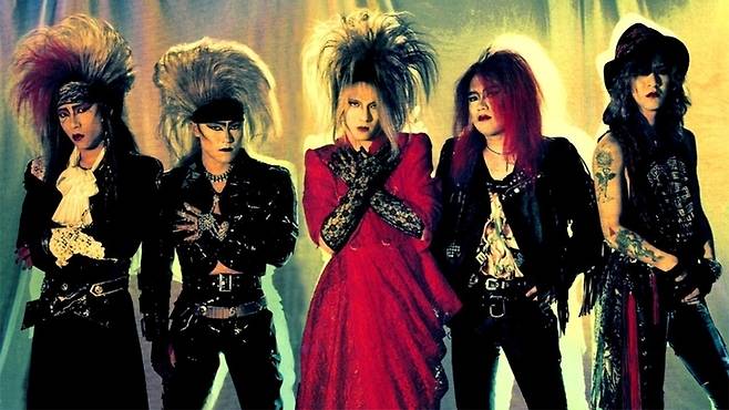 엑스 재팬은 글램의 시각성, 고딕의 정서, 메탈과 하드록의 속도와 사운드를 하나의 ‘감정 문법’으로 재편해 후대 밴드들이 반복·변형·계승할 수 있는 문화적 장르로 만들었다는 평가를 받는다. [엑스 재팬 팬페이지 캡처]