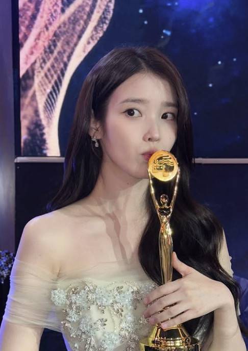 아이유 소셜 계정 캡처