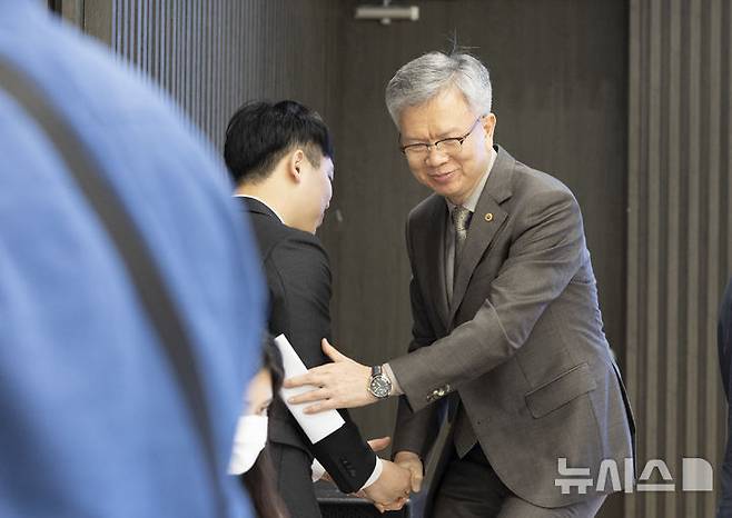 [서울=뉴시스] 김근수 기자 = 김택우(오른쪽) 대한의사협회장과 한성존 대한전공의협의회 비상대책위원장이 19일 서울 용산구 대한의사협회 대강당에서 열린 대한전공의협의회 임시대의원총회 시작 전 모두발언을 마치고 인사를 나누고 있다. 2025.07.19. ks@newsis.com