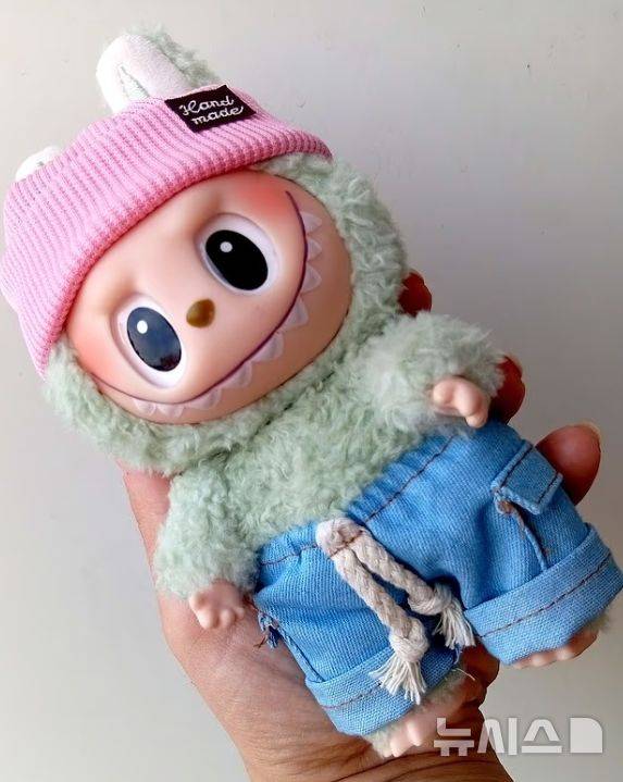 [서울=뉴시스] 중국 완구 기업 팝마트의 '라부부' 인형. 2025.07.15.(사진=데일리메일)