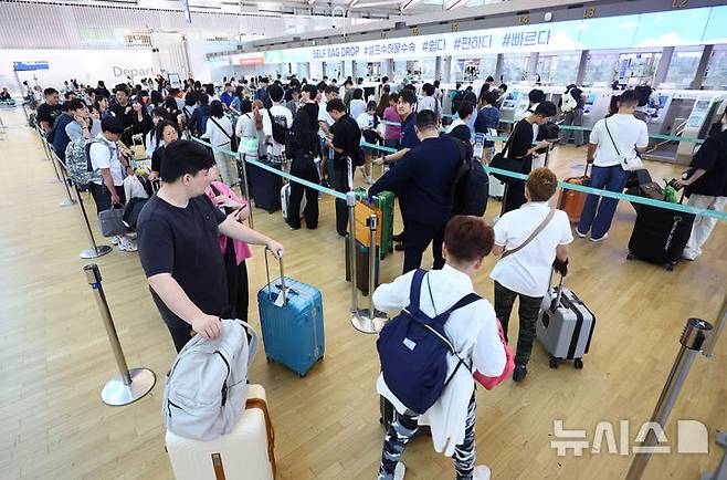 [인천공항=뉴시스] 황준선 기자 = 여름 휴가철을 맞은 16일 오전 인천국제공항 1터미널 출국장 항공사 카운터가 여행객들로 붐비고 있다. 2025.07.16. hwang@newsis.com