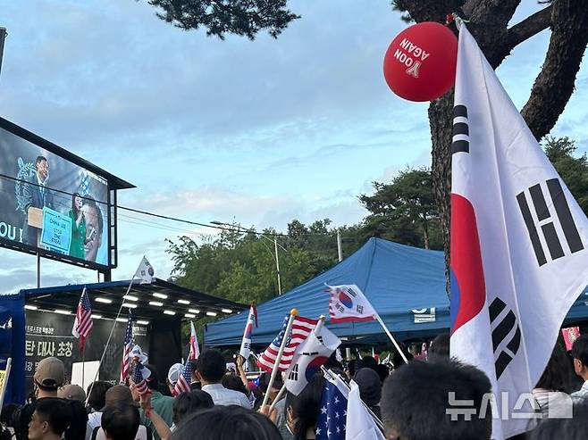 [서울=뉴시스]최은수 기자=지난 15일 오후 서울 관악구 서울대학교 정문 인근에서 열린 트루스포럼 주최 집회에서 모스 탄 리버티대 교수가 연설하고 있다.2025.07.15