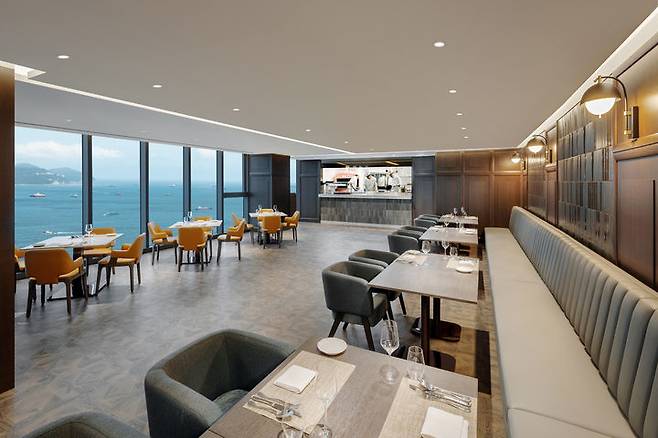 윈덤 그랜드 부산 '온 더 클라우드' 중 그릴 레스토랑의 홀 *재판매 및 DB 금지