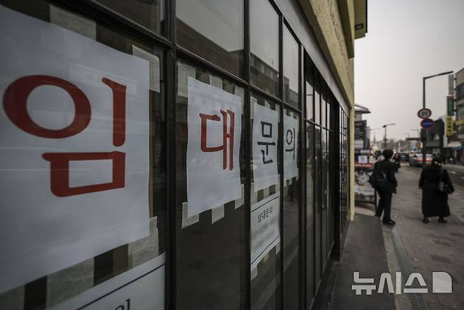 [서울=뉴시스] 정병혁 기자 = 사진은 12·3 비상계엄 사태와 이어진 탄핵 정국으로 소비 심리가 내려앉았던 지난 3월 25일 서울 서대문구 대학가의 상가가 비어있는 모습. 2025.03.25. jhope@newsis.com