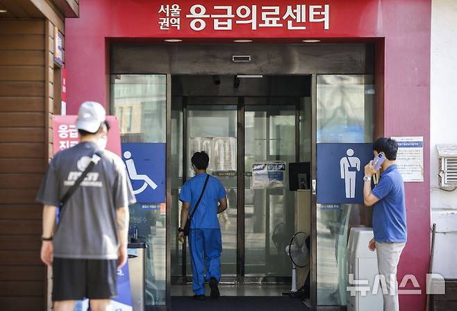 [서울=뉴시스] 정병혁 기자 = 서울의 대학병원 응급의료센터 앞에서 보호자들이 대기하고 있다. 2024.09.11. jhope@newsis.com