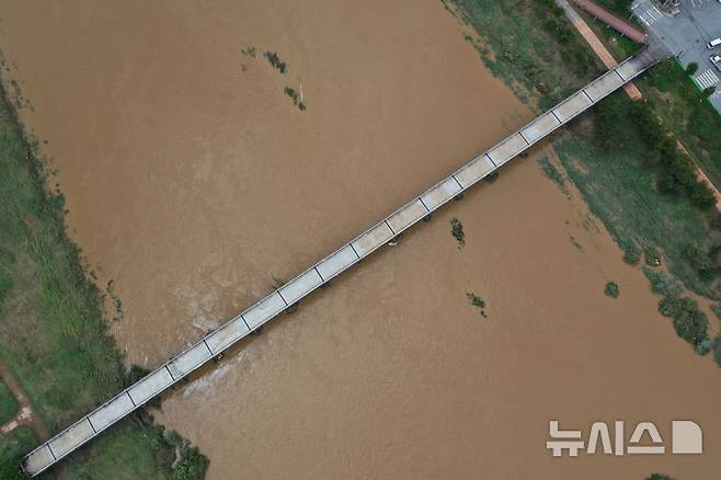 [광주=뉴시스] 이영주 기자 = 18일 오후 광주 유일 6·25 전적지인 북구 옛산동교 아래 영산강으로 전날 내린 비로 인한 흙탕물이 흐르고 있다. 2025.07.18. leeyj2578@newsis.com