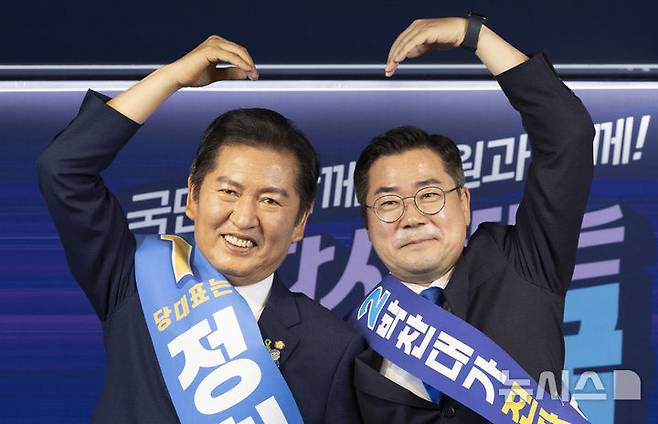 [서울=뉴시스] 김근수 기자 = 정청래(왼쪽) 더불어민주당 당대표 후보자와 박찬대 더불어민주당 당대표 후보자가 19일 서울 여의도 더불어민주당 중앙당사에서 열린 더불어민주당 당대표 및 최고위원 선출을 위한 충청권 합동연설회에 앞서 기념촬영을 하고 있다. 2025.07.19. ks@newsis.com