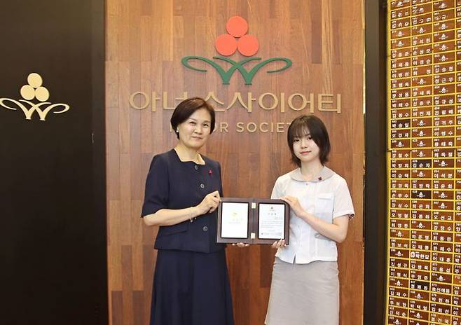 [서울=뉴시스] 백은별 작가 사랑의열매 1억원 이상 고액기부자 모임인 '아너 소사이어티(Honor Society)' 가입. (사진=사랑의열매 제공) 2025.07.20. photo@newsis.com *재판매 및 DB 금지