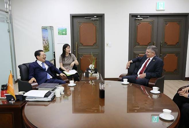 [서울=뉴시스] 지난 18일 전쟁기념사업회 접견실에서 백승주 전쟁기념사업회장(왼쪽)과 윌 셰이퍼 보잉코리아 사장(오른쪽)이 환담을 나누고 있다. (사진=전쟁기념사업회 제공) 2025.07.20. photo@newsis.com *재판매 및 DB 금지