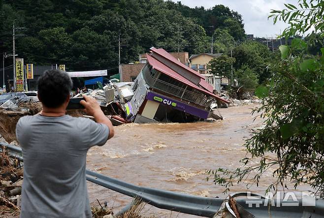 [가평=뉴시스] 이영환 기자 = 20일 오후 경기 가평군 조종면 십이탄천 인근에 위치한 편의점이 집중호우로 인해 무너져 있다. 2025.07.20. 20hwan@newsis.com