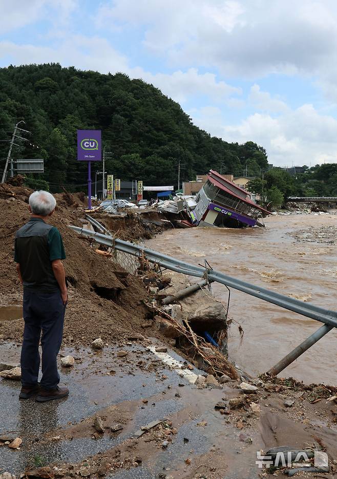 [가평=뉴시스] 이영환 기자 = 20일 오후 경기 가평군 조종면 십이탄천 인근에 위치한 편의점이 집중호우로 인해 무너져 있다. 2025.07.20. 20hwan@newsis.com