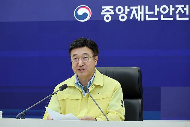 [세종=뉴시스] 강종민 기자 = 윤호중 행정안전부 장관이 20일 정부세종청사 중앙재난안전상황실에서 호우 대처 중앙재난안전대책본부 회의를 주재하고 있다.(사진=행안부 제공) 2025.07.20. photo@newsis.com *재판매 및 DB 금지