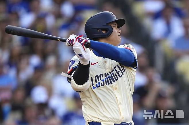 [로스앤젤레스=AP/뉴시스] LA 다저스의 오타니 쇼헤이가 20일(한국 시간) 미국 캘리포니아주 로스앤젤레스의 다저스타디움에서 벌어진 2025 메이저리그(MLB) 밀워키 브루어스와의 경기에서 3회말 투런 홈런을 때려내고 있다. 2025.07.20