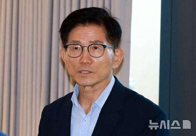 [대구=뉴시스] 정창오 기자=국민의힘 당 대표 출마가 유력한 김문수 전 고용노동부 장관이 16일 오후 대구 수성구의 한 카페에서 열린 기자간담회에서 발언하고 있다. 2025.07.16 jco@newsis.com