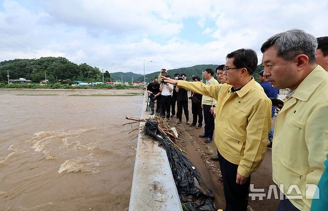 [가평=뉴시스] 이영환 기자 = 김동연 경기도지사가 20일 오후 집중호우로 인해 홍수 경보가 발령됐던 경기 가평군 상면 대보교 현장을 점검하고 있다. 2025.07.20. 20hwan@newsis.com