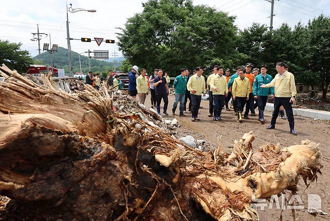 [가평=뉴시스] 이영환 기자 = 김동연 경기도지사가 20일 오후 집중호우로 인해 홍수 경보가 발령됐던 경기 가평군 상면 대보교 현장을 점검하고 있다. 2025.07.20. 20hwan@newsis.com