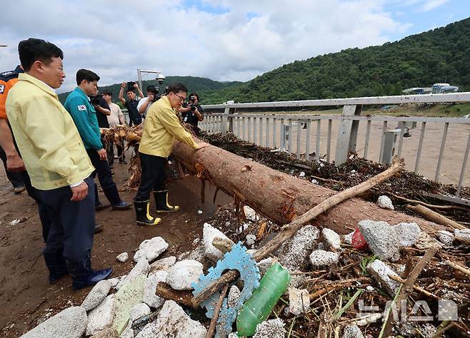 [가평=뉴시스] 이영환 기자 = 김동연 경기도지사가 20일 오후 집중호우로 인해 홍수 경보가 발령됐던 경기 가평군 상면 대보교 현장을 점검하고 있다. 2025.07.20. 20hwan@newsis.com