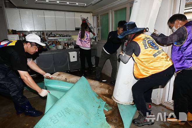 [광주=뉴시스] 이영주 기자 = 20일 오전 광주 북구 신안동 서암대로 100번길 주변 한 주택에서 자원봉사자들이 복구작업에 나서고 있다. 광주·전남에는 지난 사흘간 500~600㎜ 괴물 폭우가 쏟아졌다. 2025.07.20. leeyj2578@newsis.com