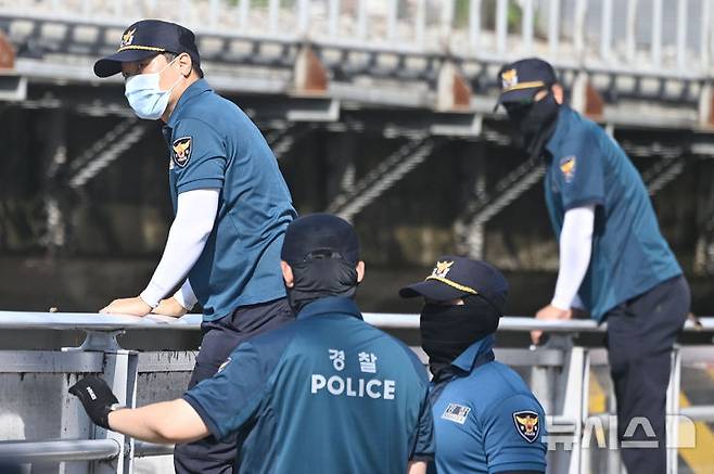 [광주=뉴시스] 이영주 기자 = 18일 오전 광주 북구 신안교 주변에서 경찰이 실종자 수색을 펼치고 있다. 신안교 주변에서는 전날 오후 '60대 추정 남성이 급류에 휩쓸렸다'는 신고가 접수됐다. 2025.07.18. leeyj2578@newsis.com
