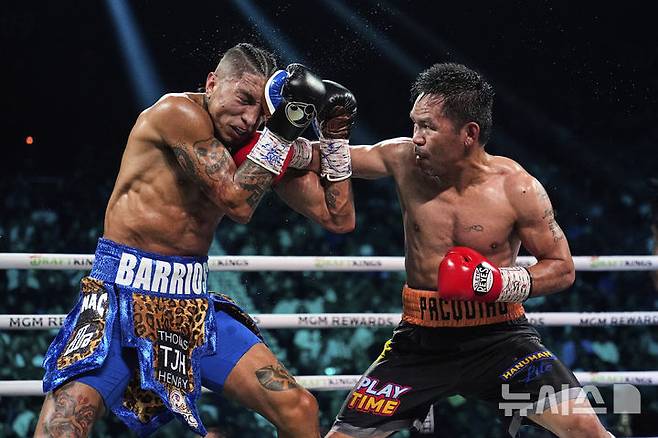 [라스베이거스=AP/뉴시스] 세계복싱평의회(WBC) 웰터급(66.68㎏) 타이틀전에서 맞붙은 매니 파퀴아오(오른쪽), 마리오 바리오스. 2025.07.19.