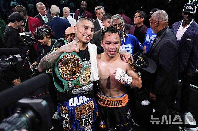 [라스베이거스=AP/뉴시스] 세계복싱평의회(WBC) 웰터급(66.68㎏) 타이틀전에서 맞붙은 매니 파퀴아오(오른쪽), 마리오 바리오스. 2025.07.19.