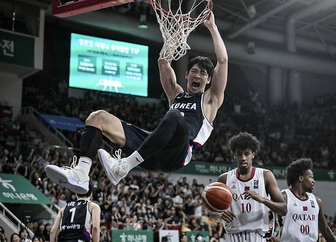 [서울=뉴시스] 한국 남자 농구 대표팀의 여준석이 20일 오후 안양정관장아레나에서 진행된 하나은행 초청 2025 남자농구 국가대표 평가전 카타르와의 2차전에서 덩크슛을 성공한 뒤 포효하고 있다. (사진=대한민국농구협회 제공)  *재판매 및 DB 금지