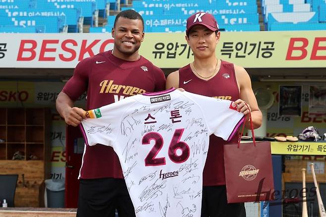 [서울=뉴시스] 프로야구 키움 히어로즈가 20일 대구 삼성라이온즈파크에서 벌어진 삼성 라이온즈와의 경기를 앞두고 스톤 개랫을 위한 송별 행사를 진행했다. (사진 = 키움 히어로즈 제공) *재판매 및 DB 금지