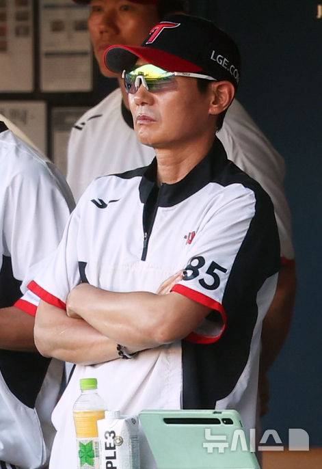 [서울=뉴시스] 최진석 기자 = 10일 서울 송파구 잠실야구장에서 열린 2025 KBO리그 키움 히어로즈와 LG 트윈스의 경기. 1회초 LG 염경엽 감독이 선수들을 바라보고 있다. 2025.07.10. myjs@newsis.com