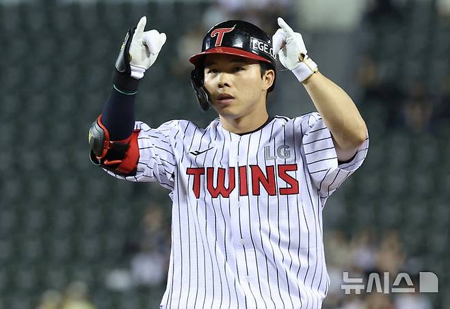 [서울=뉴시스] 이영환 기자 = 12일 오후 서울 송파구 잠실야구장에서 열린 2025 KBO리그 SSG 랜더스와 LG 트윈스의 경기, 5회말 2사 2,3루에서 LG 문성주가 1타점 안타를 날린 후 기뻐하고 있다. 2025.06.12. 20hwan@newsis.com