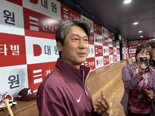 [서울=뉴시스] 신유림 기자 = 프로야구 키움 히어로즈의 설종진 감독대행이 15일 서울 고척스카이돔에서 진행된 키움 1군 선수단과 첫 인사를 나눈 뒤 훈련을 앞두고 더그아웃에서 인터뷰를 진행하고 있다. 2025.07.15. spicy@newsis.com  *재판매 및 DB 금지