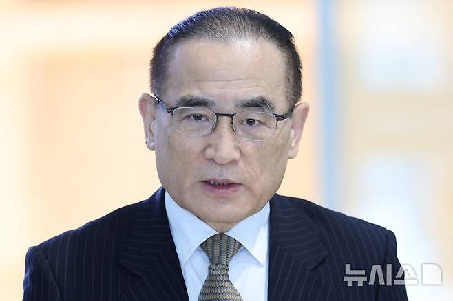 [인천공항=뉴시스] 조성우 기자 =  위성락 대통령실 국가안보실장이 6일 오전 인천국제공항 제2여객터미널에서 미국으로 출국하기 전 취재진 질문에 답변하고 있다. 2025.07.06. xconfind@newsis.com