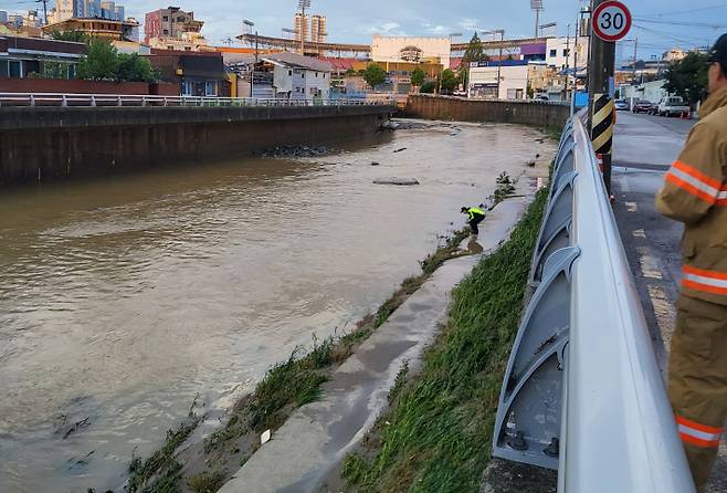 18일 광주 북구 신안교에서 경찰과 소방대원들이 실종자를 수색하고 있다. 광주소방본부 제공