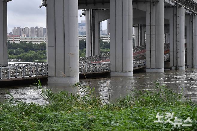 서울 서초구 잠수교가 한강 수위 상승 등의 영향으로 보행자와 차량 통행이 전면 통제되고 있다. 류영주 기자