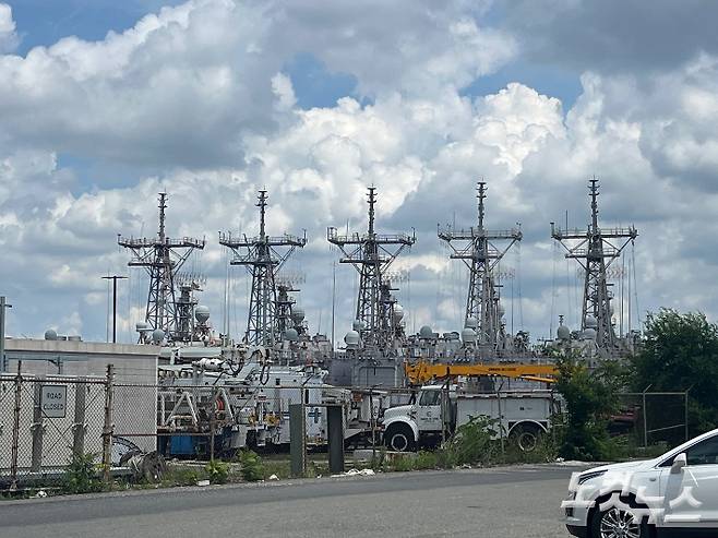 필리 조선소 인근 네이비 야드에 정박중인 미 군함들의 모습. 최철 기자