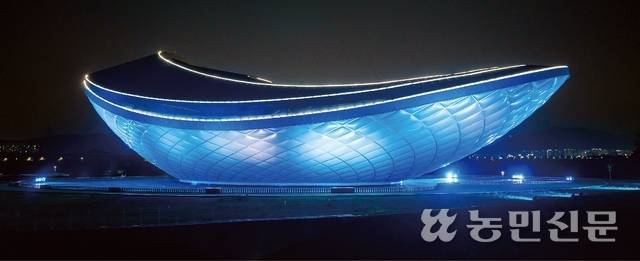 유려한 곡선미가 돋보이는 디아크문화관. 세계적인 건축가 하니 라시드가 설계했다.