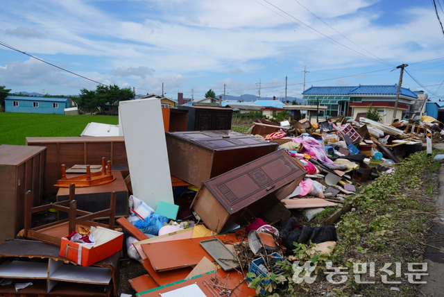 20일 오전 충남 예산군 고덕면 일대 도로는수해 피해를 입은 주민 집에서 나온 쓰레기가 쌓여 있다.