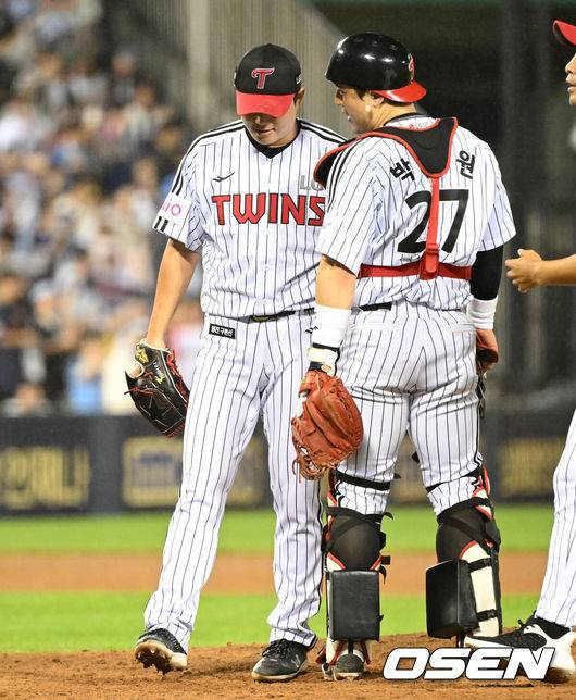 [OSEN=잠실, 이대선 기자] 19일 오후 서울 잠실야구장에서 2025 신한 SOL Bank KBO리그 LG 트윈스와 롯데 자이언츠의 경기가 열렸다.LG는 에르난데스, 롯데는 데이비슨을 선발 투수로 내세웠다.8회초 1사 1,2루에서 LG 함덕주가 마운드를 내려가고 있다.  2025.07.19 /sunday@osen.co.kr