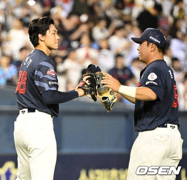 [OSEN=잠실, 이대선 기자] 19일 오후 서울 잠실야구장에서 2025 신한 SOL Bank KBO리그 LG 트윈스와 롯데 자이언츠의 경기가 열렸다.LG는 에르난데스, 롯데는 데이비슨을 선발 투수로 내세웠다.7회말 2사 2루에서 롯데 홍민기가 정훈에게 감사 인사를 하고 있다.  2025.07.19 /sunday@osen.co.kr