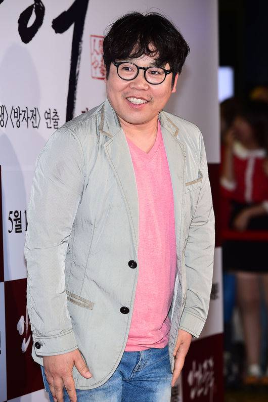 [OSEN=박준형 기자] 12일 오후 서울 코엑스 메가박스에 진행된 영화 '인간중독'(감독 김대우) VIP 시사회에서 배우 정윤표가 포즈를 취하고 있다배우 송승헌, 임지연, 조여정, 온주완, 유해진 등이 출연하는 영화 '인간중독'은 1969년 베트남전을 배경으로 아내가 있는 엘리트 군인 김진평(송승헌)이 엄격한 위계질서와 상하관계로 맺어진 군 관사 안에서 부하의 아내 종가흔(임지연)과 벌어지는 남녀의 비밀스럽고 파격적인 러브 스토리를 그린 작품.'인간중독'은 오는 14일 개봉한다./soul1014@osen.co.kr