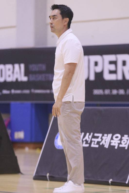 [사진] 건강을 회복해 YKK에서 선수들을 가르치는 구나단 감독