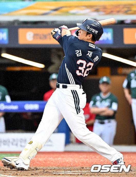 [OSEN=인천, 민경훈 기자] 19일 인천 SSG랜더스필드에서 ‘2025 신한 SOL Bank KBO리그’ SSG 랜더스와 두산 베어스의 경기가 열렸다.SSG는 드류 앤더슨, 두산은 콜어빈은 선발로 내세웠다.2회초 두산 선두 타자로 나온 김재환이 우중월 선취 솔로 홈런을 때리고 있다. 2025.07.19 /rumi@osen.co.kr