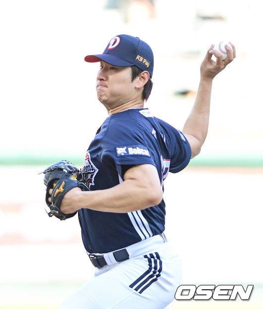 [OSEN=인천, 김성락 기자] 20일 인천 SSG랜더스필드에서 ‘2025 신한 SOL Bank KBO리그’ SSG 랜더스와 두산 베어스의 경기가 열렸다.SSG는 김광현, 두산은 곽빈을 선발로 내세웠다.1회말 두산 선발 곽빈이 마운드에 올라 힘차게 공을 뿌리고 있다. 2025.07.20 / ksl0919@osen.co.kr