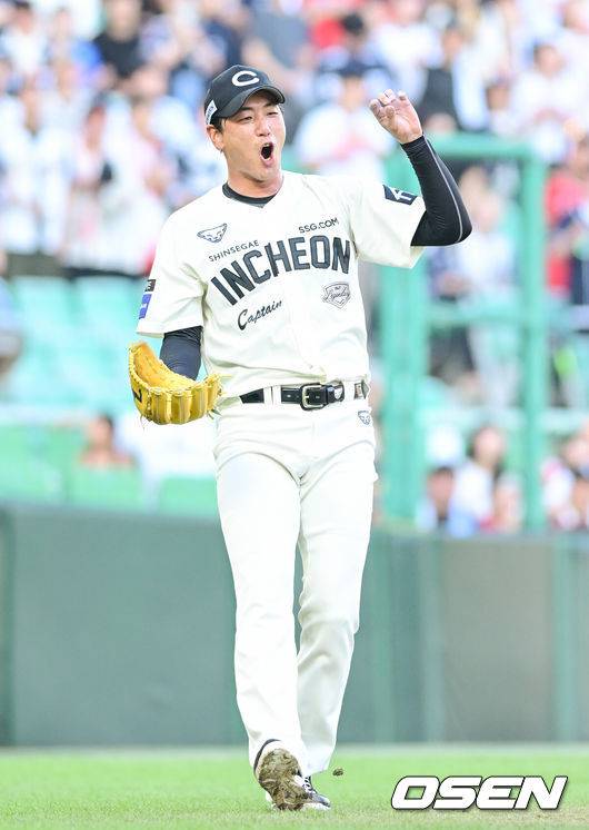 [OSEN=인천, 김성락 기자] 20일 인천 SSG랜더스필드에서 ‘2025 신한 SOL Bank KBO리그’ SSG 랜더스와 두산 베어스의 경기가 열렸다.SSG는 김광현, 두산은 곽빈을 선발로 내세웠다.3회초 1사 SSG 김광현이 두산 정수빈의 투수 땅볼 타구를 처리한 뒤 기뻐하고 있다.  2025.07.20 / ksl0919@osen.co.kr