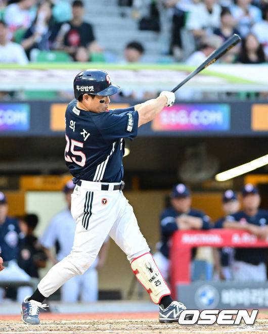 [OSEN=인천, 김성락 기자] 20일 인천 SSG랜더스필드에서 ‘2025 신한 SOL Bank KBO리그’ SSG 랜더스와 두산 베어스의 경기가 열렸다.SSG는 김광현, 두산은 곽빈을 선발로 내세웠다.6회초 2사 1, 2루 두산 양의지가 동점 1타점 적시타를 날리고 있다.  2025.07.20 / ksl0919@osen.co.kr