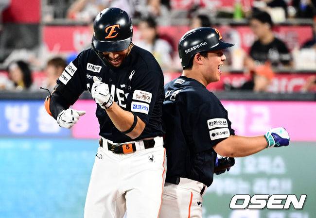 [OSEN=수원, 조은정 기자]20일 오후 수원 KT위즈파크에서 ‘2025 신한 SOL Bank KBO리그’ KT 위즈와 한화 이글스의 경기가 열렸다.홈팀 KT는 소형준, 방문팀 한화는 류현진을 선발로 내세웠다.7회초 2사 2루 한화 리베라토가 투런 홈런을 날린 뒤 노시환과 기뻐하고 있다. 2025.07.20 /cej@osen.co.kr