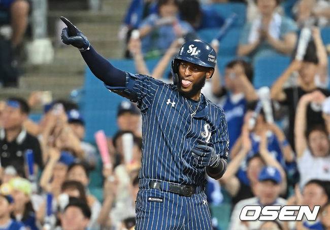 [OSEN=대구, 이석우 기자] 20일 대구삼성라이온즈파크에서 2025 신한 SOL 뱅크 KBO 리그 삼성 라이온즈와 키움 히어로즈의 경기가 열렸다. 홈팀 삼성은 후라도가, 방문팀 키움은 알칸타라가 선발 출전했다. 삼성 라이온즈 디아즈가 8회말 무사 1,2루 좌익수 오른쪽 1타점 안타를 치고 세리머니를 하고 있다. 2025.07.20 / foto0307@osen.co.kr